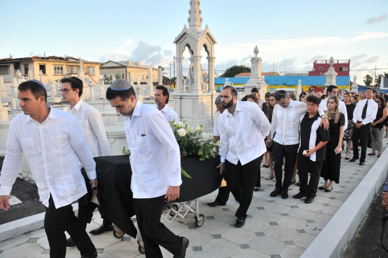 F01 Capriles begrafenis1